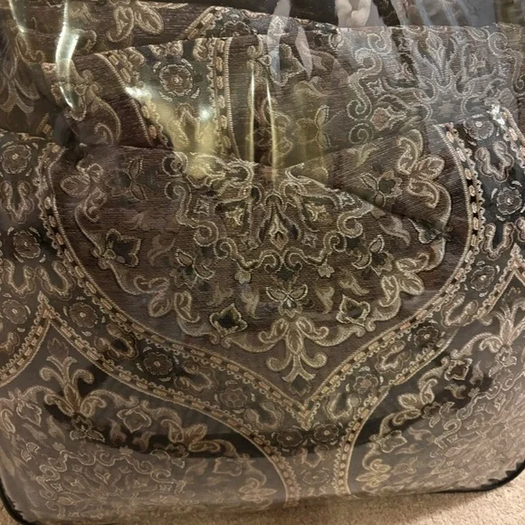 Luxurious Paisley Comforter Set in Brown and Cream